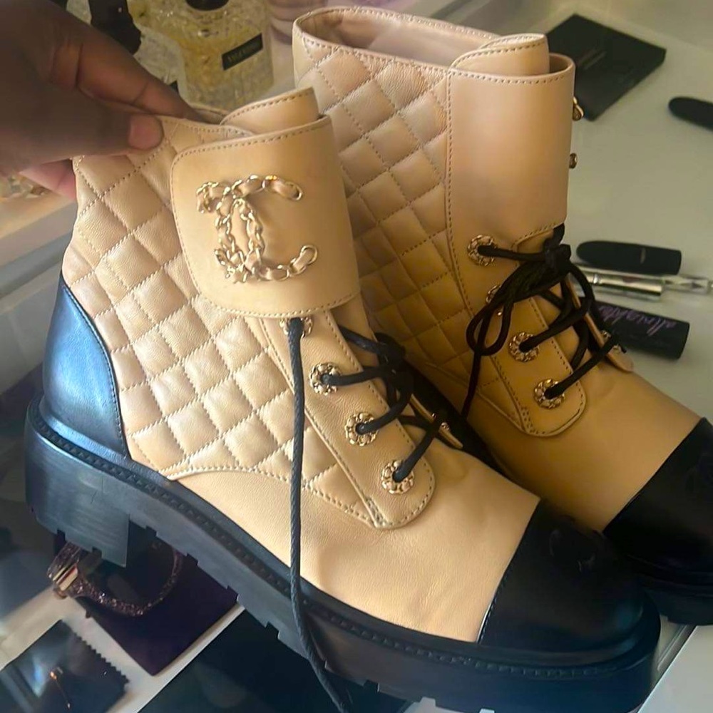 Brand new: Calfskin Quilted Lace Up Combat Boots 41 Beige Black